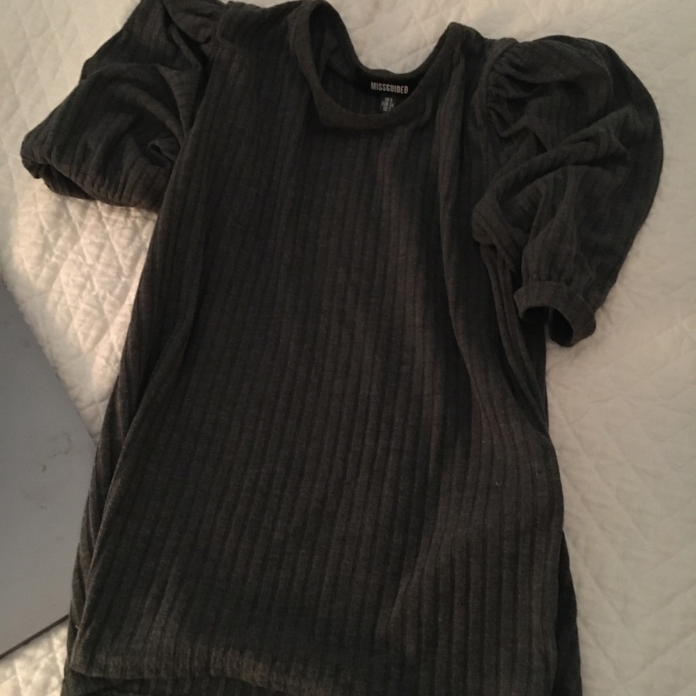 Ribbed gray and short/puff-sleeve shirt